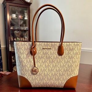 🌸NWT MICHAEL Michael Kors Mercer Gallery Med TZ Tote Vanilla/Lugg MSRP $358